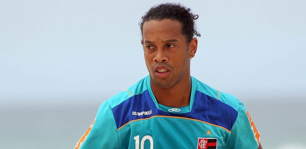 Ronaldinho reclamou de dores na coxa direita e fez tratamento na manhã desta quarta