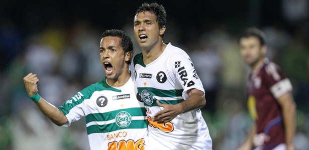Davi (dir.)  fez gols em dois jogos sobre o Palmeiras na temporada passada