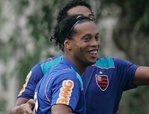 Embora não tenha mostrado grandes atuações, Ronaldinho é o retrato da felicidade no Flamengo