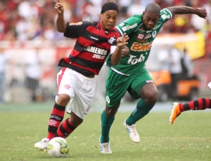 Gustavo marca Ronaldinho durante a decisão da Taça GB; Flamengo venceu por 1 a 0 na ocasião