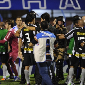 Jogadores de Botafogo e Avaí se envolvem em uma briga após queda do time carioca da Copa do Brasil