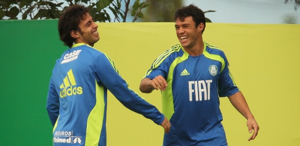 Valdivia e Kleber se divertem durante treino do Palmeiras (12/04/2011)