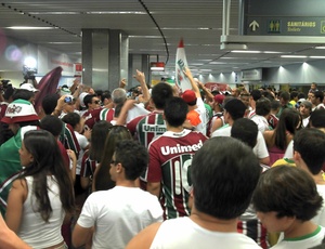 Cerca de mil tricolores lotam o aeroporto para incenticar o time de guerreiros do Fluminense