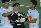 No Egito, jogador cospe no goleiro de seu time e acaba expulso; assista