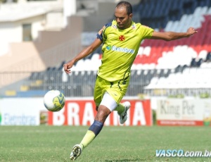 Atacante Alecsandro arrisca uma finalização durante o treino do Vasco na manhã deste sábado