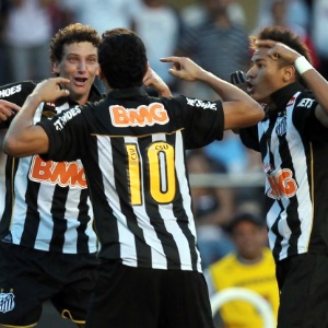 Elano, Ganso e Neymar comemoram gol do Santos na vitória sobre o São Paulo