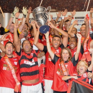 http://e.imguol.com/esporte/futebol/2011/05/01/jogadores-do-flamengo-fazem-a-festa-pelo-32-titulo-do-campeonato-estadual-01052011-1304296515180_300x300.jpg