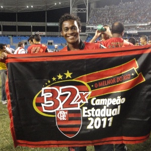Marquinhos durante as comemorações pelo título estadual do Flamengo no gramado do Engenhão