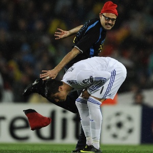 Invasor tenta colocar touca tradicional catalã na cabeça de Cristiano Ronaldo no Camp Nou
