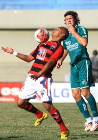 Marcão, do Goiás, observa rival dominar a bola na final do Goiano