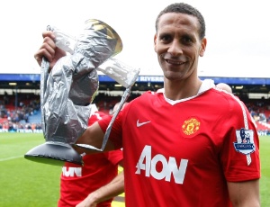 Ferdinand comemora título inglês do Manchester United com uma taça de papel ao fim do jogo