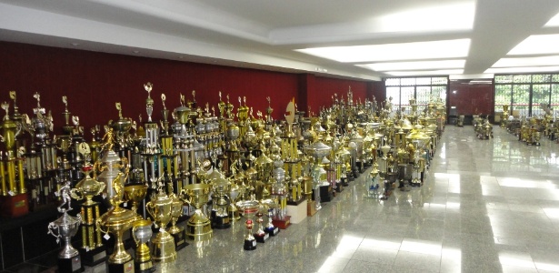 Parte do acervo de troféus do clube já reservada para o futuro museu do Flamengo