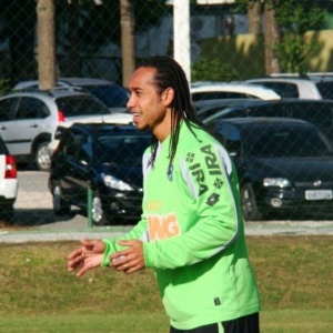 Atacante Éverton Costa deve voltar a treinar com bola e pode ser opção para jogo com Atlético-MG