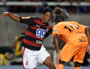 Ronaldinho tenta passar por marcador, atuando pelo Fla; meia não repetiu sucesso publicitário
