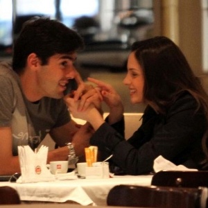 Kaká leva sua mulher Caroline a jantar romântico