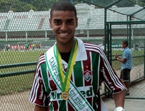 alan-atualmente-na-austria-recebe-faixa-e-medalha-de-campeao-brasileiro-02062011-1307057861719_300x230.jpg