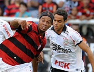 Segundo publicação, Ronaldinho Gaúcho estaria irritado na partida entre Flamengo e Corinthians