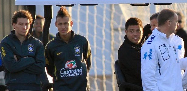 Ronaldo observa Neymar em treino. Santista é o favorito para virar novo ídolo nacional