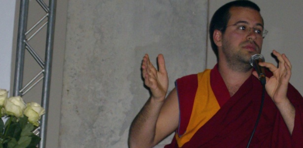 Lama Michel, monge budista brasileiro, faz palestra sobre paz nos estádio