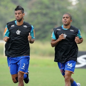 Léo Moura e Junior Cesar correm juntos no CT Ninho do Urubu, em Vargem Grande, no Rio
