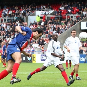 Ra&iacute; cabeceia bola durante partida de despedida do goleiro Bernard Lama, reserva de Barthez em 98 