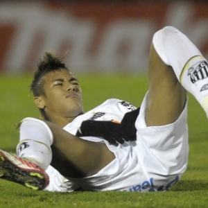 Problemas em campo: Neymar reclama de soco abaixo da cintura<br>e de pressão do juiz; Muricy endossa