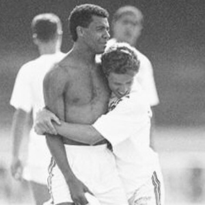 Abraçado com Juninho, Ronaldo Luís impediu gol do Barcelona na final do Mundial Interclubes de 1992, quando tirou a bola em cima da linha