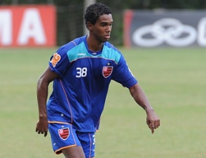 Luiz Antônio, volante do Flamengo, foi titular e teve boa partida na vitória diante do Atlético-MG