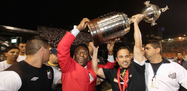 Léo carrega a taça da Libertadores junto a Pelé após a vitória sobre o Peñarol
