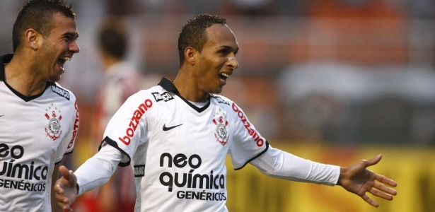 Liedson comemora após marcar para o Corinthians contra o São Paulo no 5 a 0