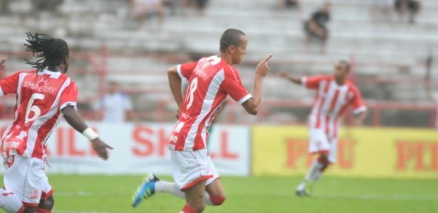 Derley comemora ao marcar o primeiro gol do Náutico contra o Guarani 