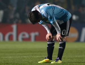 Messi, que mostrou abatimento em campo, teria discutido com o colega Burdisso no vestiário