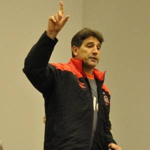 Técnico Renato Gaúcho mostra-se cauteloso com campanha e diz que time ainda pode melhorar