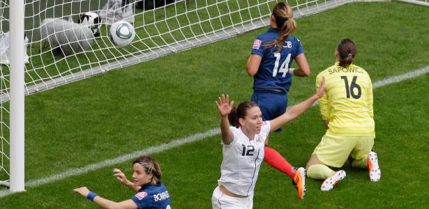 Lauren Cheney comemora seu gol na vitória dos EUA sobre a França