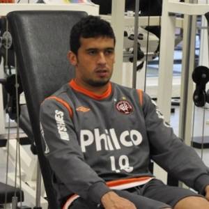 Lateral-direito Edilson diz que objetivo do Atlético-PR é terminar 1º turno fora da zona da degola