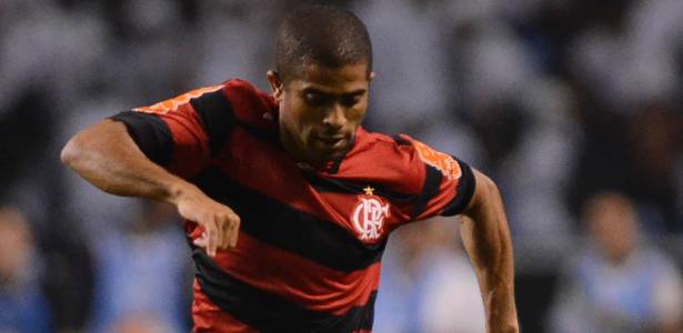 Junior Cesar em ação com a camisa do Flamengo: sequência de boas atuações