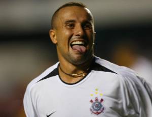 Rogério comemora gol pelo Corinthians em jogo em 2003; lateral é alvo de disputa entre clubes rivais