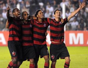 Renato, Deivid, Ronaldinho e Thiago Neves vibram com a épica vitória do Flamengo sobre o Santos
