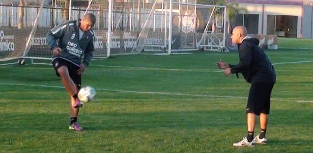 Adriano celebra contato com a bola: "dá uma alegria, porque sei que estou próximo"