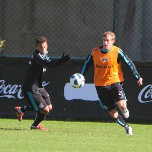 Adílson (de laranja) dribla Wesley em treinamento do Grêmio; volante jogará improvisado pela direita