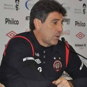 Técnico Renato Gaúcho desabafou em entrevista coletiva e não poupou nem o gramado da Arena