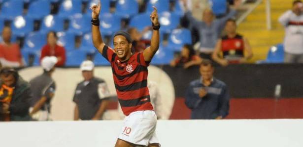 Ronaldinho sorri e comemora o gol da vitória do Flamengo sobre o Atlético-PR