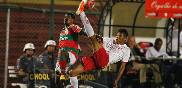 Jogadores de Portuguesa e Vila Nova disputam lance durante partida pela Série B
