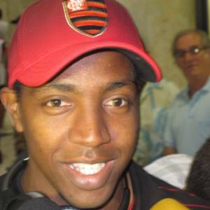 Renato Abreu sorri durante a chegada do Flamengo ao Rio de Janeiro; expectativa para o clássico