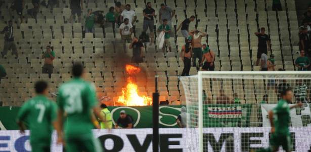 Sinalizadores da torcida do Panathinaikos causam incêndio na arquibancada 