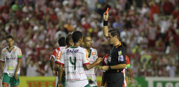 Portuguesa perde dois jogadores por expulsão durante jogo com o Náutico, fora de casa