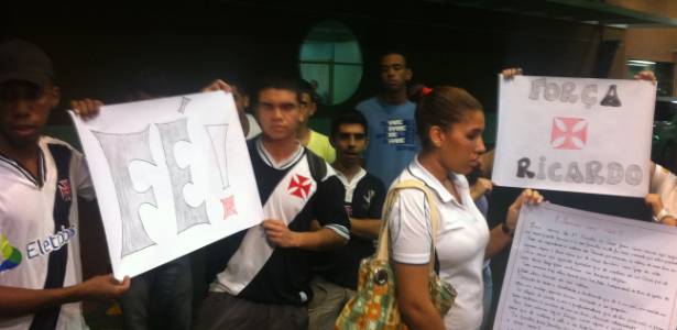 Torcedores vão ao hospital e levam cartazes de apoio ao técnico Ricardo Gomes
