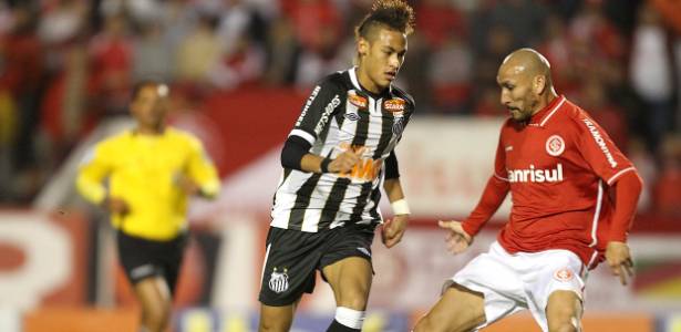 Neymar terá que passar pela marcação de Guiñazu para conquistar os três pontos