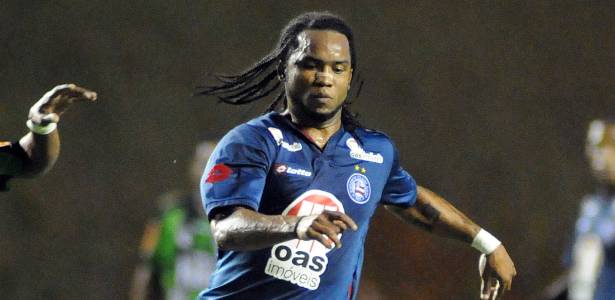 http://e.imguol.com/esporte/futebol/2011/09/01/carlos-alberto-tenta-escapar-da-marcacao-durante-jogo-entre-bahia-e-america-mg-01092011-1314926999485_615x300.jpg