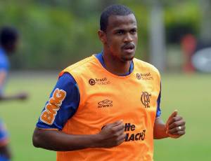 Volante Airton teve contrato de empréstimo renovado e ficará no clube até junho de 2013